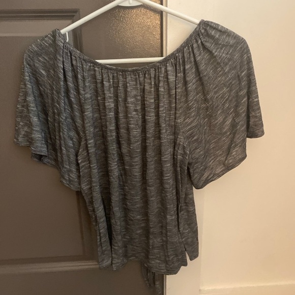 Kim & Cami Grey Short Sleeve Blouse with Tie Front Size Large - Picture 3 of 4